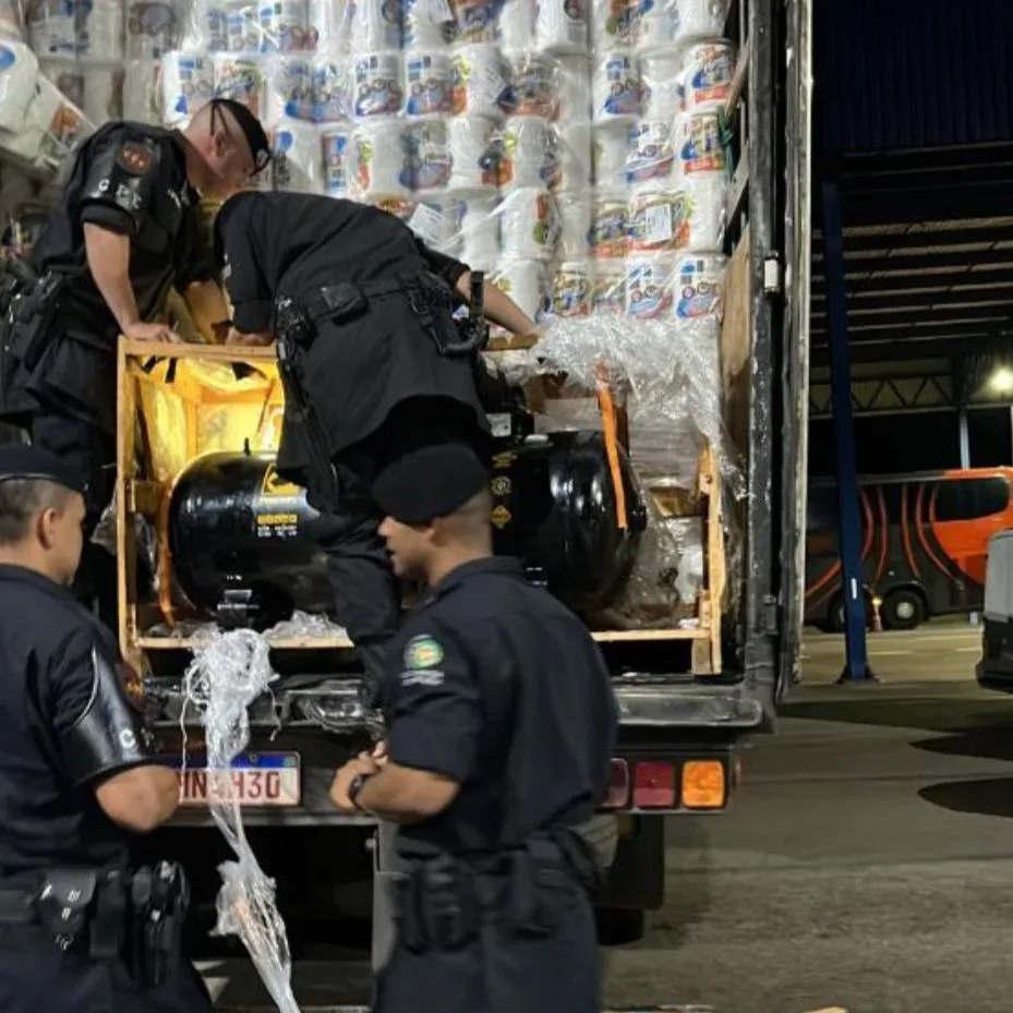 Patrulheiros da CPE Anápolis apreenderam a carga valiosa de cocaína (Foto: Divulgação/PM-GO)