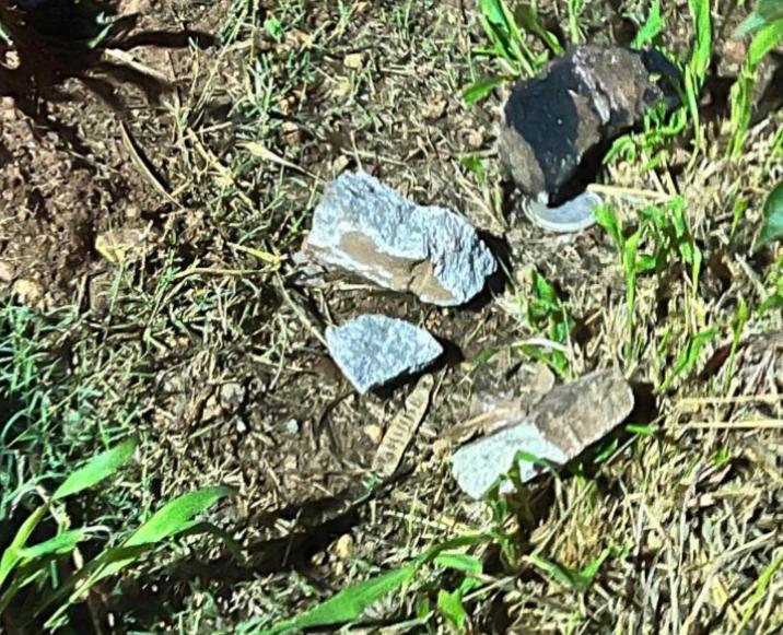 Pedras foram encontradas próximo ao corpo (Foto: Reprodução/PM)