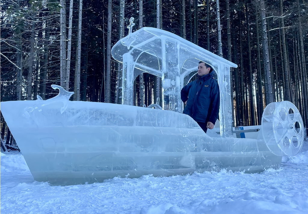 Ivan empilhou blocos de gelo e usou água como cola. (Foto: Reprodução / Redes Sociais)
