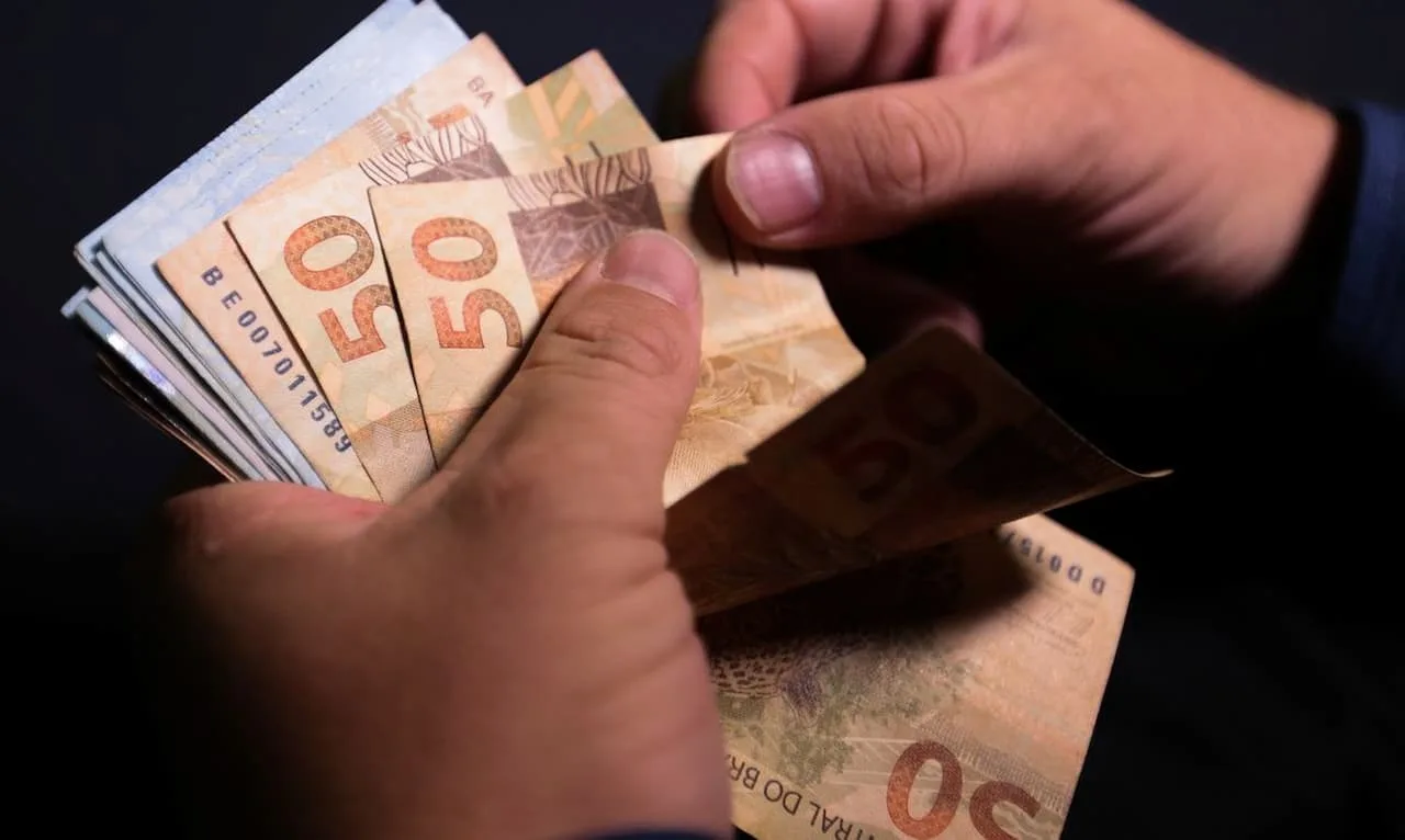 Trabalhadores da iniciativa privada com conta corrente ou poupança na Caixa receberão o PIS automaticamente no banco. (Foto: Reprodução / Agência Brasil)