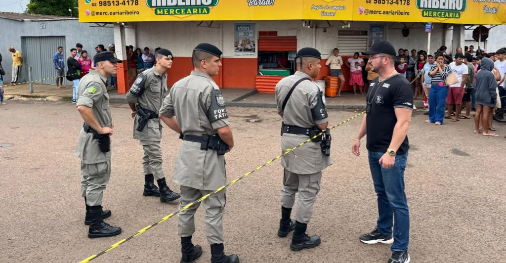 PM isolou a área do crime. Já a Polícia Civil acompanhou a perícia e ouviu testemunhas (Foto: Jonathan Cavalcante/Rádio São Francisco FM)