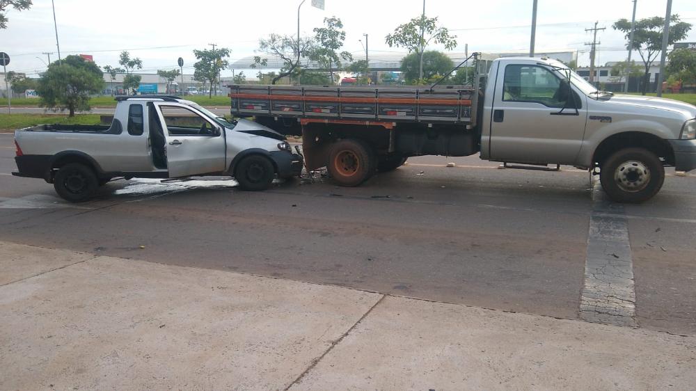 Carro de pequeno porte precisou ser guinchado (Foto: Divulgação/PM)