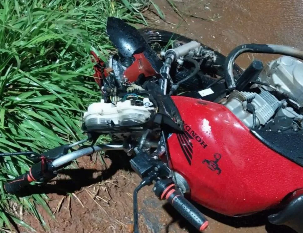 Situação da moto após a colisão (Foto: Reprodução/PM)