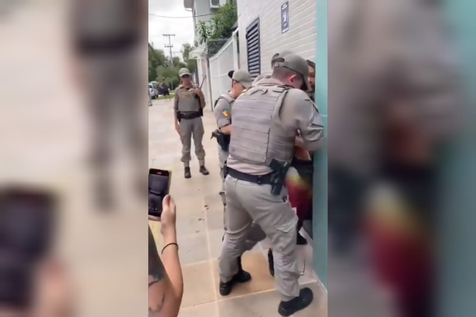 O motoboy foi levado à delegacia no camburão, já o idoso foi conduzido no banco de trás da viatura (Foto: Captura)