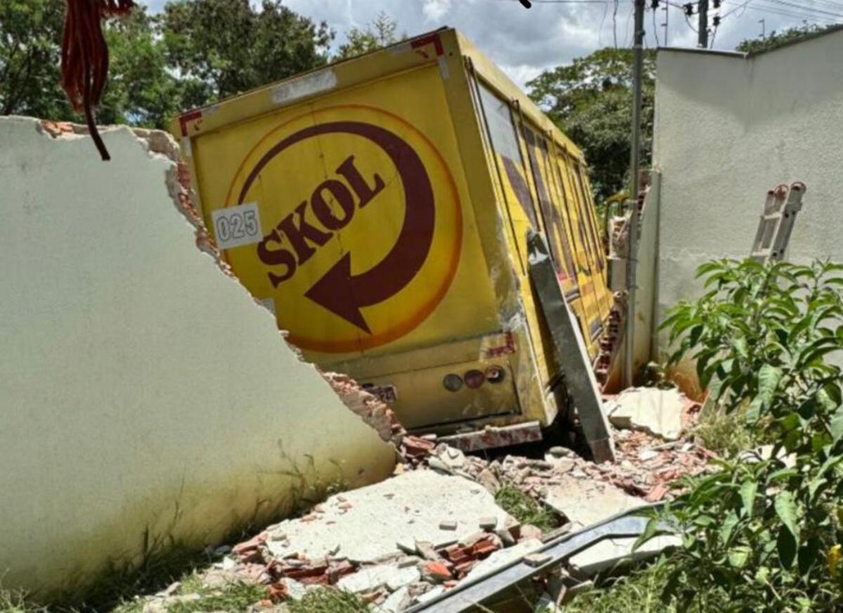 Parte do muro ficou destruído após a colisão do caminhão (Foto: Reprodução/Polícia Militar)