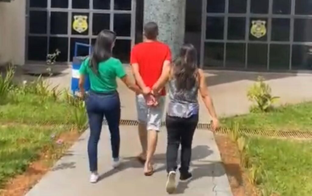 PC divulgou imagens do suspeito conduzido por duas agentes do GEIC, DEAM e DPCA (Foto: Captura)