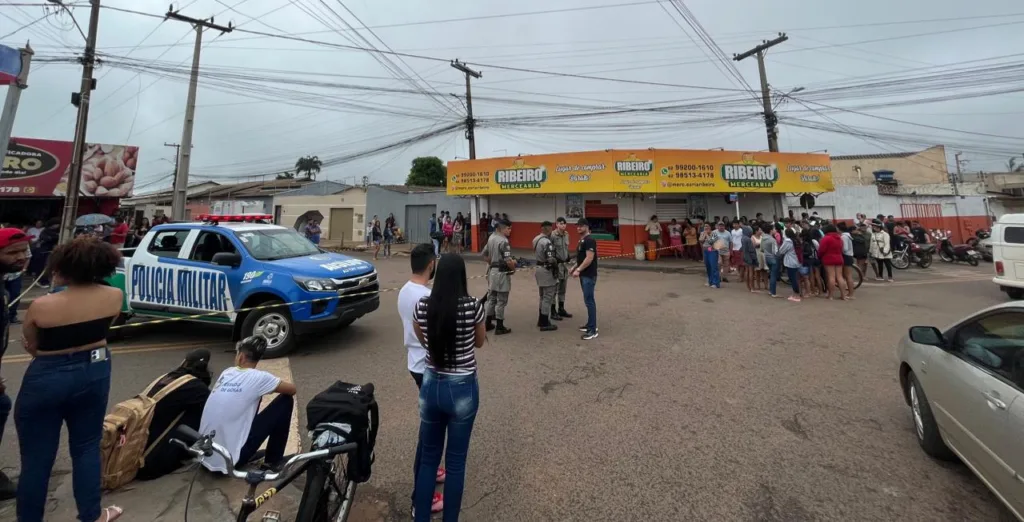 Familiares e amigos da vítima e vários populares acompanharam o trabalho das autoridades (Foto: Jonathan Cavalcante/Rádio São Francisco FM)