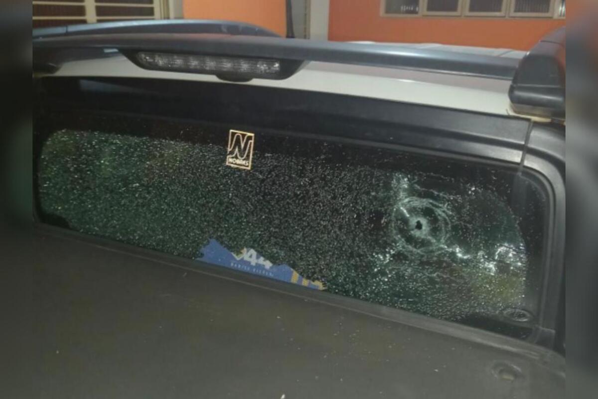 Picape Fiat Toro também ficou danificada por causa dos tiros (Foto: Reprodução/PM)