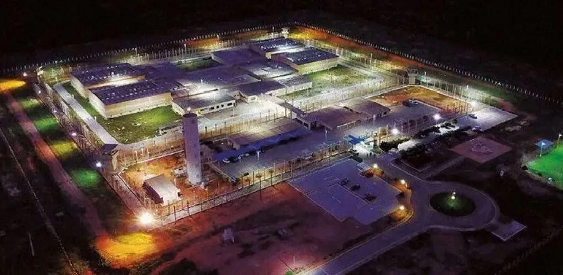 A Penitenciária Federal de Mossoró, onde ocorreu a fuga, não possui muralha de contenção. (Foto: Reprodução / Senappen)