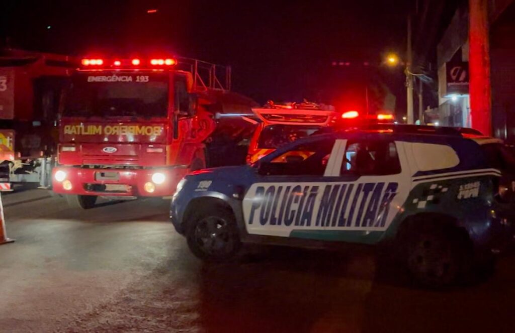 Jovem foi resgatada por militares do Corpo de Bombeiros com apoio da Polícia Militar (Foto: Jonathan Cavalcante)