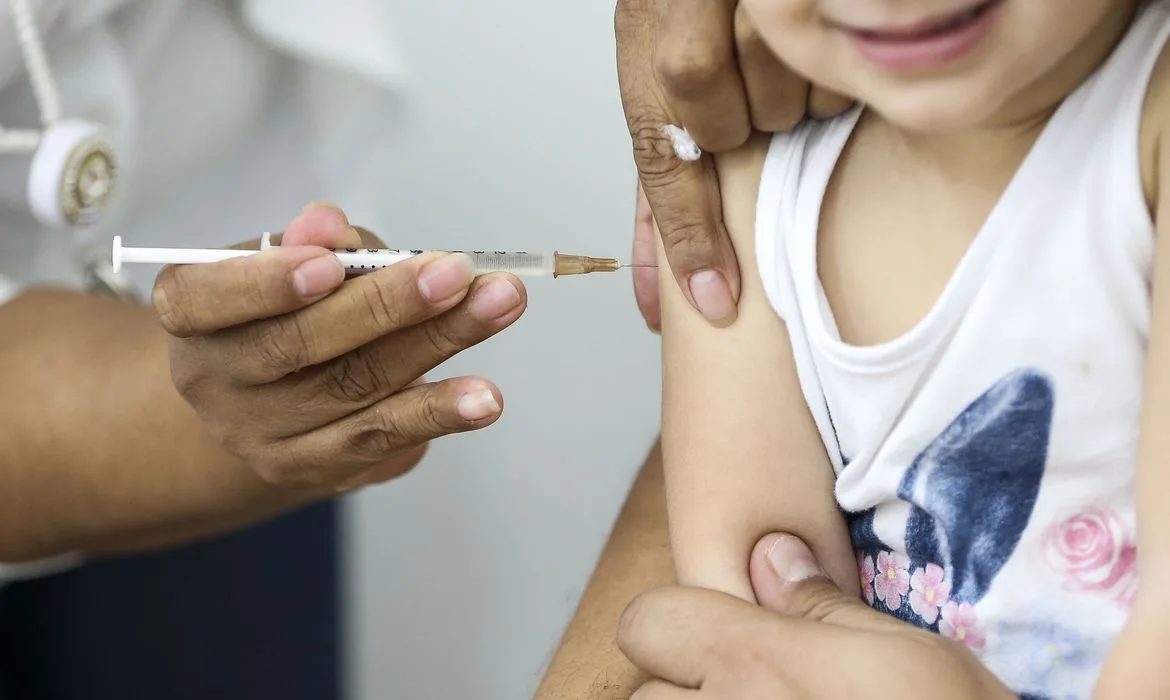 Criança deve estar com documento de identificação, cartão de vacina e acompanhada de um responsável (Foto: Marcelo Camargo/Agência Brasil)