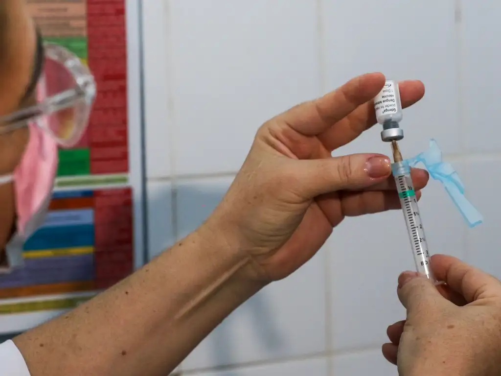 A vacina oferecida é a Qdenga, que previne os quatro tipos de dengue existentes. (Foto : Reprodução / Agência Brasil)