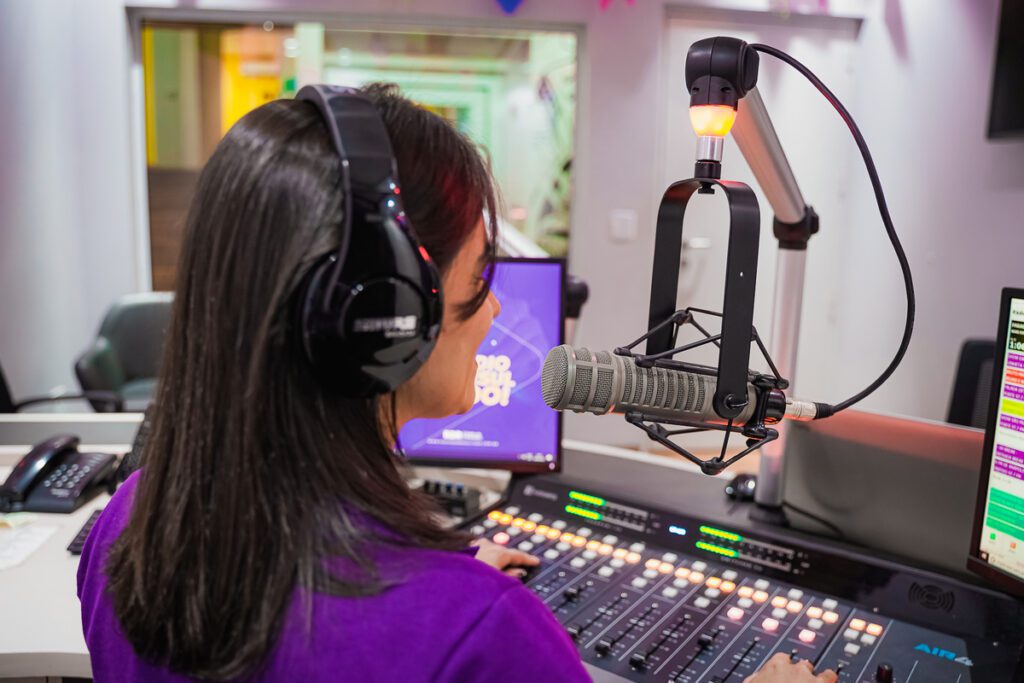 Veicular publicidade em rádio traz inúmeros benefícios para um negócio, entre eles o bom custo-benefício. (Foto: Arquivo Fundação)