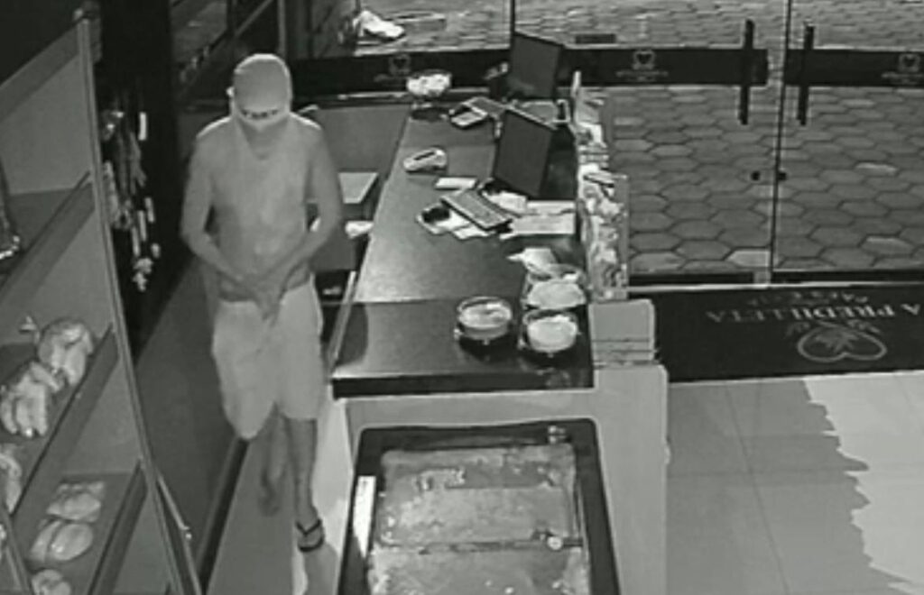 Criminoso colocou camiseta no rosto para invadir a panificadora (Foto: Captura)