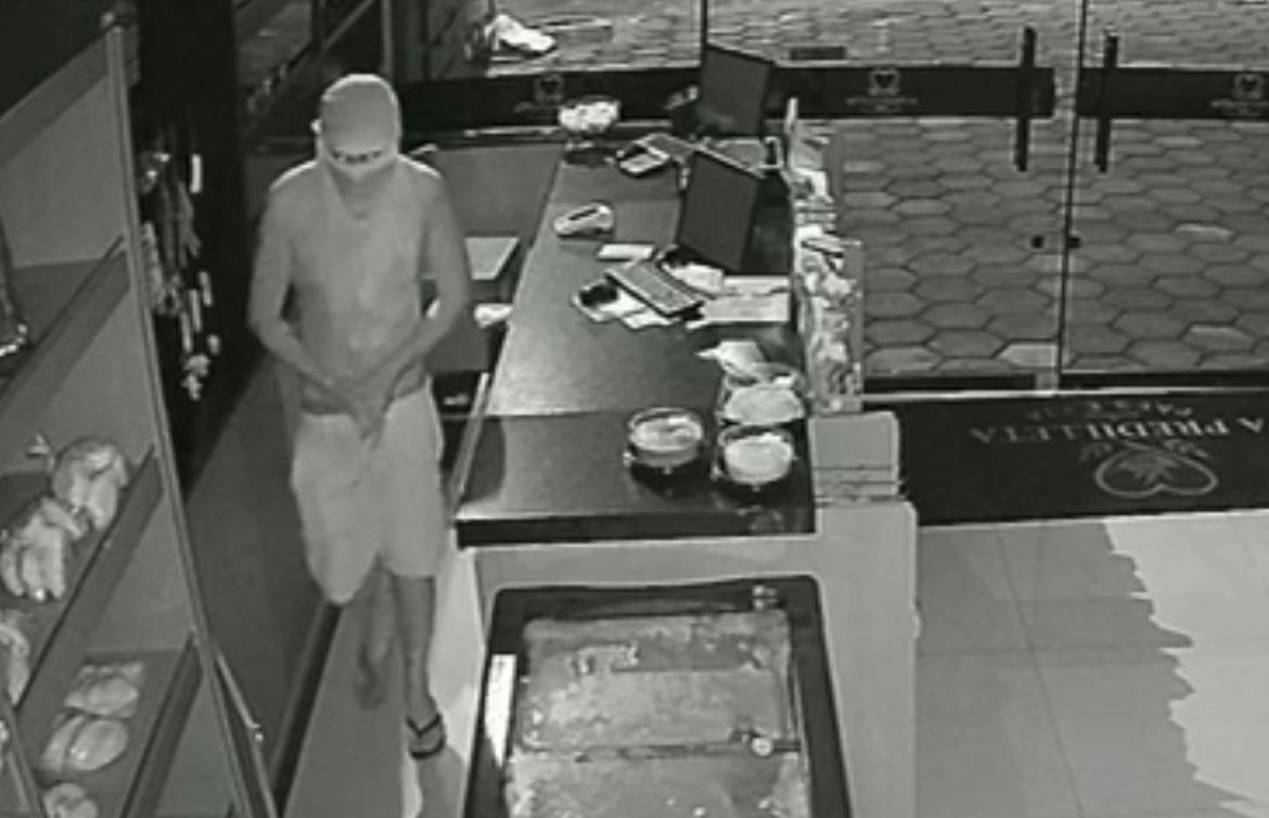 Criminoso colocou camiseta no rosto para invadir a panificadora (Foto: Captura)