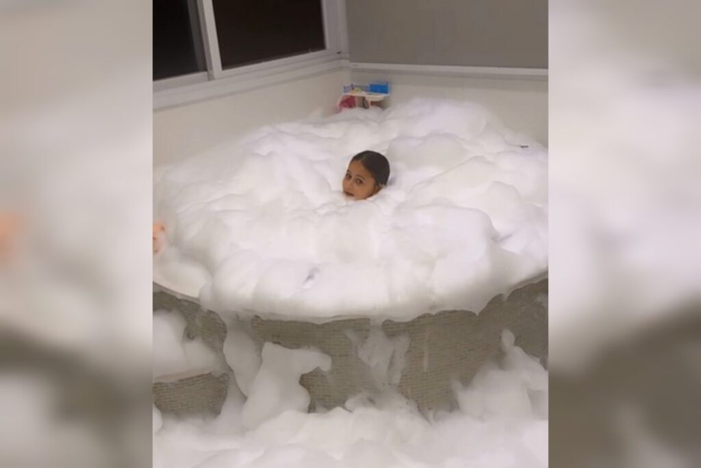 Valentina, de 7 anos, tenta tranquilizar a mãe: "a espuma sai por ela mesma!" (Foto: Captura)