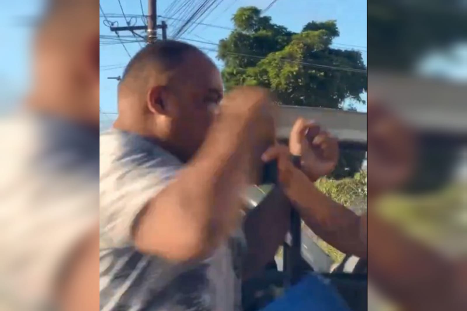 O motorista parou o carro no meio da rua para agr3dir passageira. (Foto: Captura)