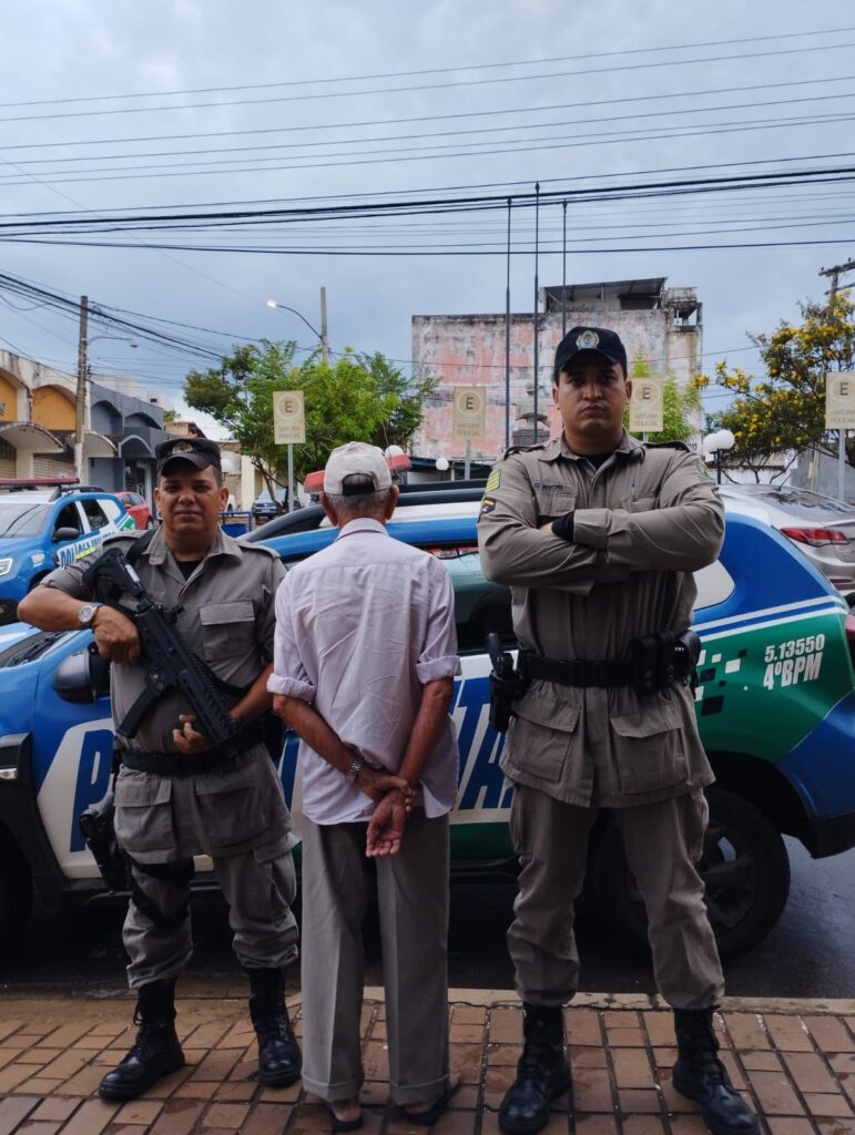 Idoso prestou depoimento e em seguida foi levado ao presídio (Foto: Divulgação/Polícia Militar)