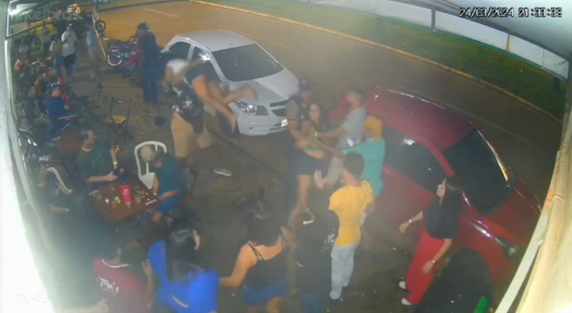 Briga ocorreu na noite de domingo e só acabou com a chegada da PM (Foto: Captura)