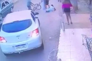 Câmera flagrou o exato momento que a menina foi atropelada (Foto: Captura)