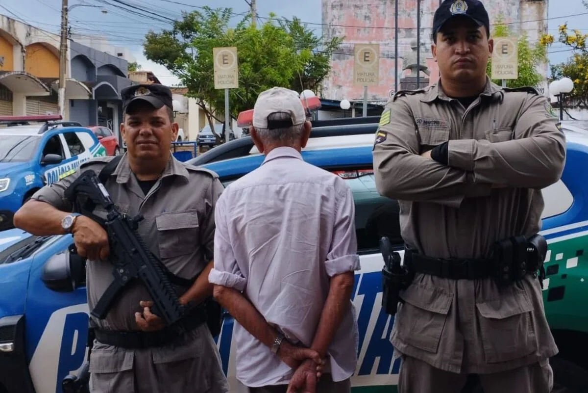 Idoso foi preso por policiais do 4º BPM (Foto: Divulgação/Polícia Militar)