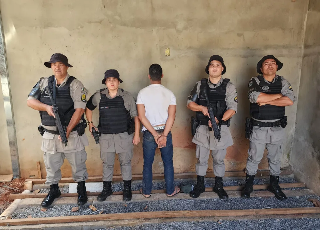 2° sargento Agnaldo, 2° sargento Isis, cabo Wallace e cabo Francivaldo localizaram e prenderam o pedreiro (Foto: Divulgação/Batalhão Rural)