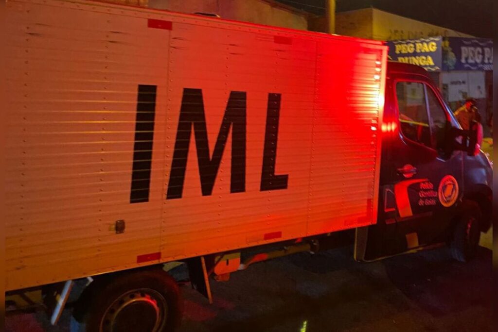 Uma das vítimas faleceu em casa e o IML precisou recolher o corpo (Foto: Jonathan Cavalcante/Rádio São Francisco FM)
