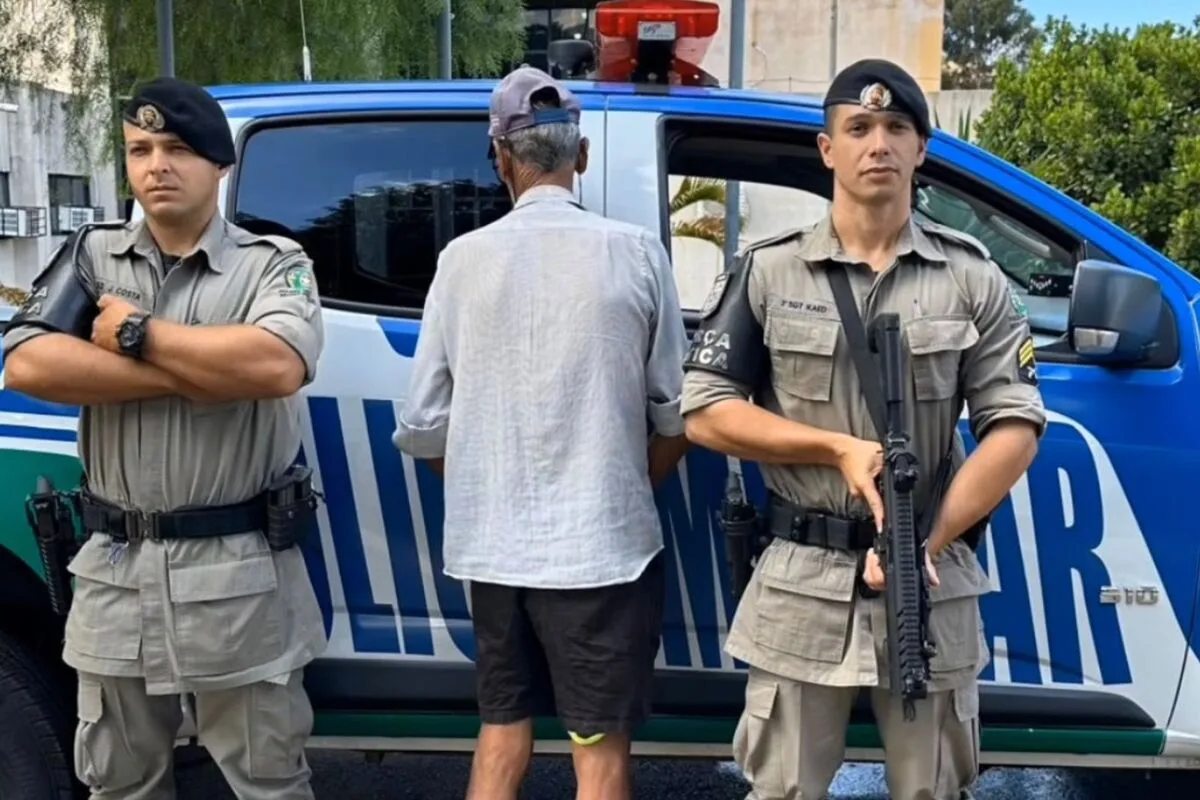 Idoso foi preso por policiais da Força Tática do 4º BPM (Foto: Divulgação/Polícia Militar)