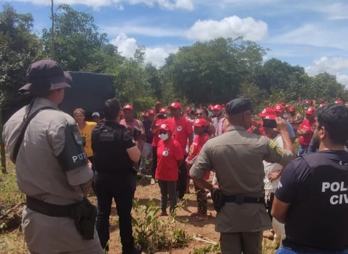 Conforme Caiado, uma operação da polícia de Goiás interceptou um ônibus com  250 pessoas que pretendiam ocupar a parte da Usina CBB, em Vila Boa de Goiás, no Entorno do Distrito Federal. (Foto: Reprodução / SSP-GO)