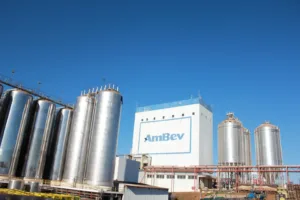 A previsão é construir uma nova linha de produção que terá capacidade produzir até 60 mil garrafas por hora. (Foto: Reprodução / Ambev)