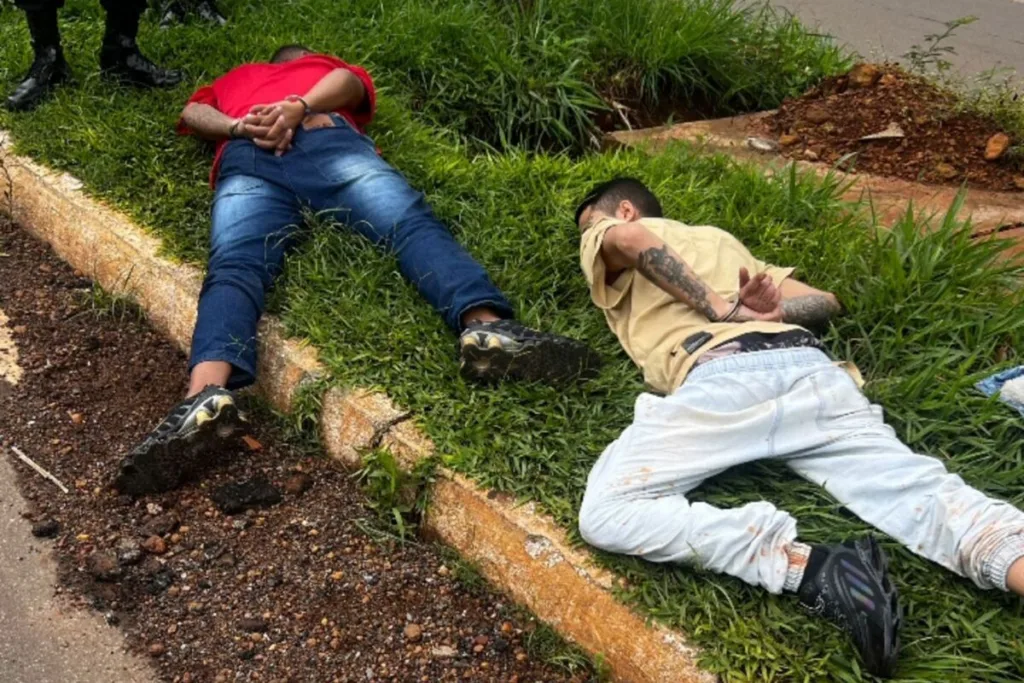 Momento que os criminosos foram abordados por patrulheiros da CPE na Avenida Fayad Hanna (Foto: Reprodução/Redes Sociais)