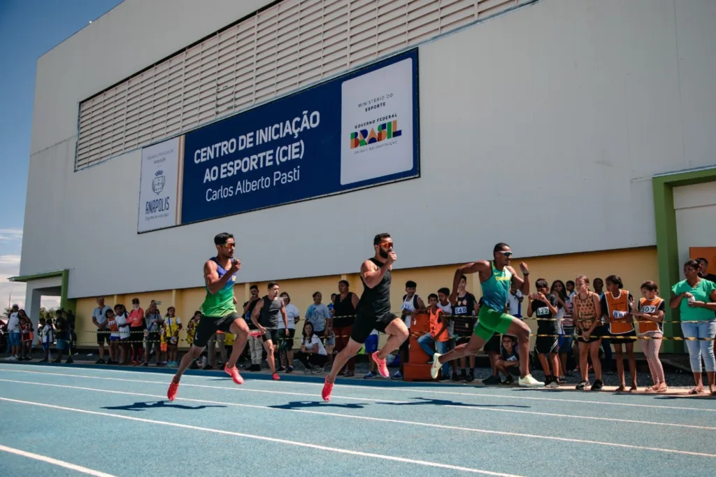 A inauguração contou com a participação de autoridades, de servidores, da comunidade em geral e de mais de 600 estudantes da Rede Municipal de Educação. (Foto: Divulgação / Prefeitura de Anápolis)