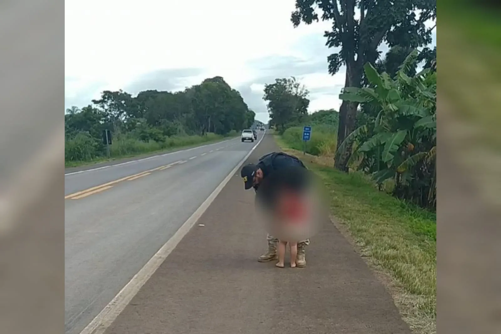 Após a criança ser resgata, os policiais saíram à procura dos pais da criança (Foto: Reprodução / PRF)
