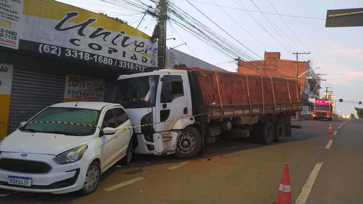 O motorista afirmou que a direção do veículo parou de funcionar e que, por isso, ele perdeu o controle do caminhão. (Foto: Janayna Carvalho)