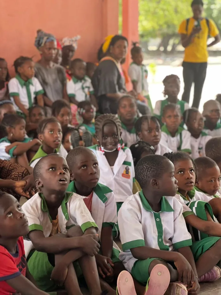 Crianças africanas acompanham palestras com a Comunidade Nova Aliança (Foto: Divulgação)