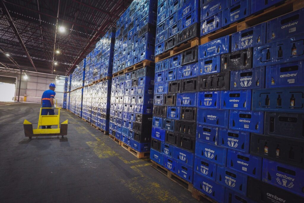 A previsão é construir uma nova linha de produção que terá capacidade produzir até 60 mil garrafas por hora. (Foto: Reprodução / Ambev)
