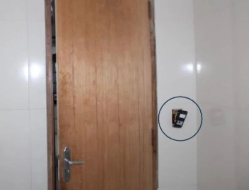 Câmera estava instalada na tomada do banheiro da residência (Foto: Divulgação/Polícia Civil)