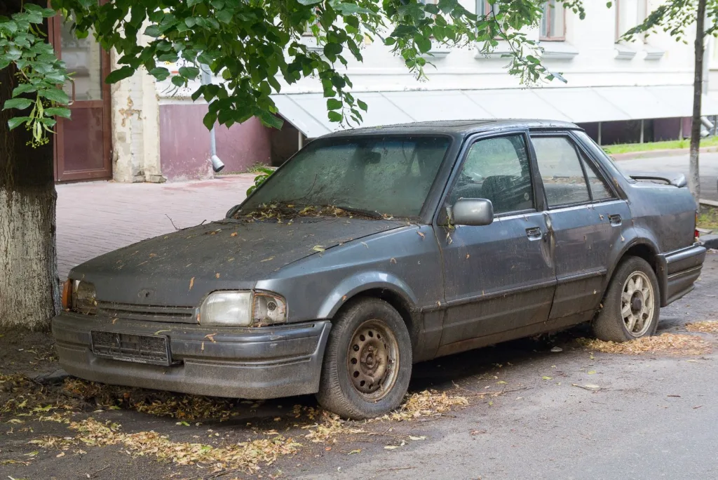 Proprietários de veículos abandonados serão orientados a remover a sucata em até 24 horas. (Foto: Reprodução / Shutterstock)