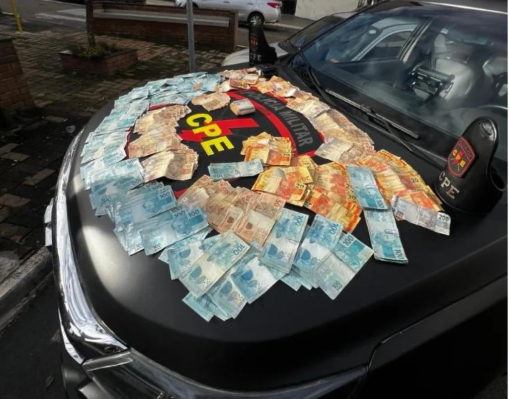 Cédulas de dinheiro apreendidas por patrulheiros da CPE em Anápolis (Foto: Divulgação/PM)