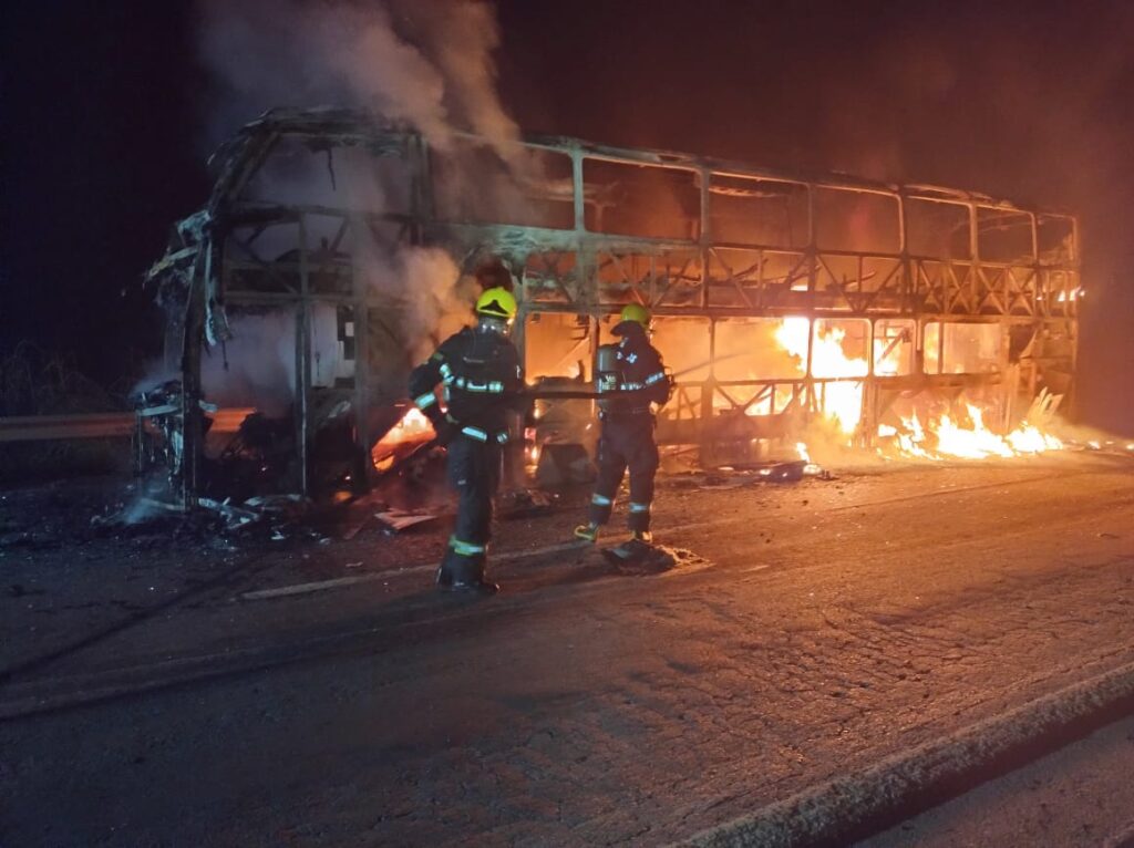 Bombeiros foram chamados para conter o incêndio por volta das três horas da manhã. (Foto: Divulgação / CBMGO)
