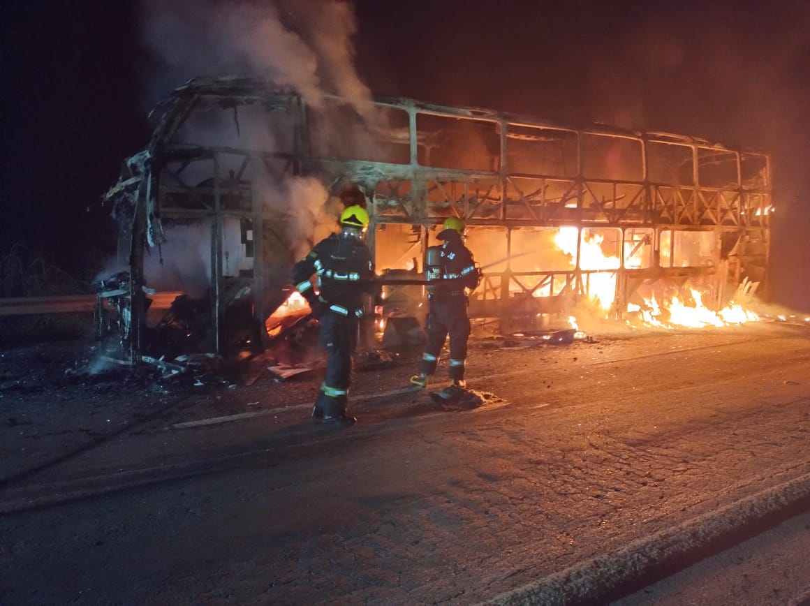 Bombeiros foram chamados para conter o incêndio por volta das três horas da manhã. (Foto: Divulgação / CBMGO)