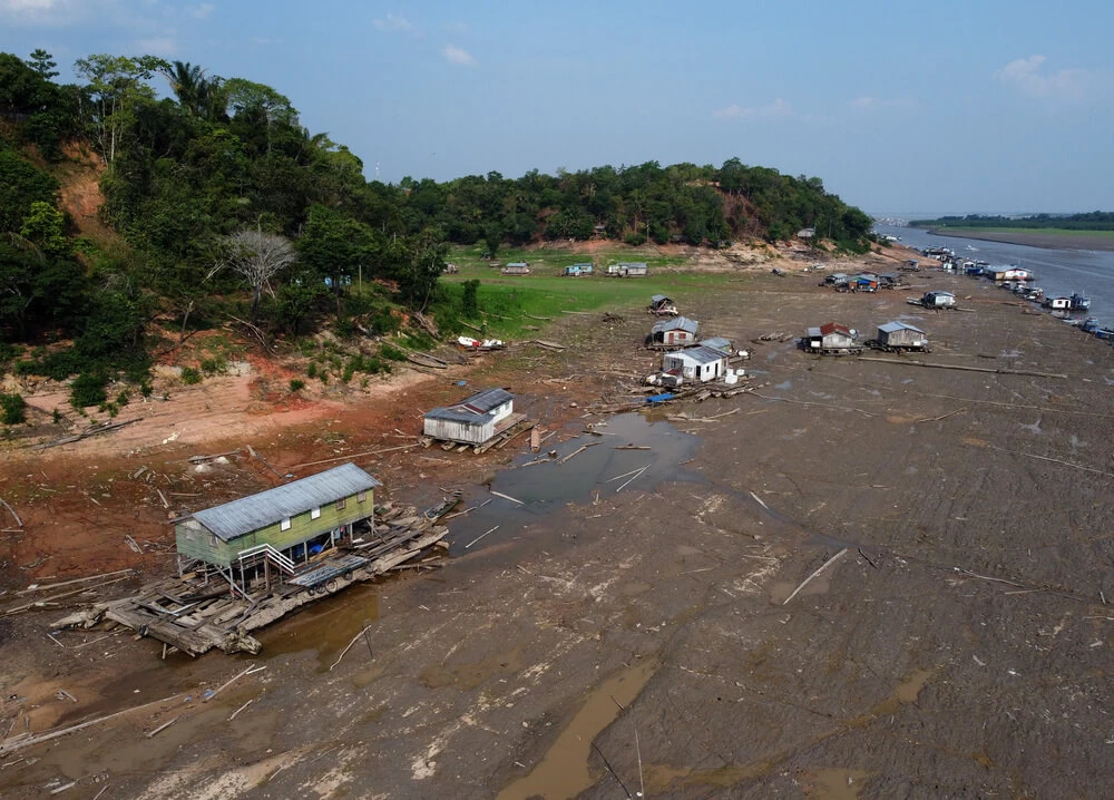 Comunidades ribeirinhas ficaram isoladas e sem meios de se sustentar em meio à seca no Amazonas. (Foto: Reprodução)