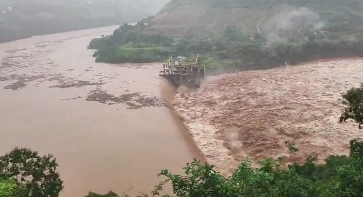 A população das cidades que ficam abaixo do local do rompimento devem sentir os efeitos do aumento do nível do rio Taquari. (Foto: Reprodução)