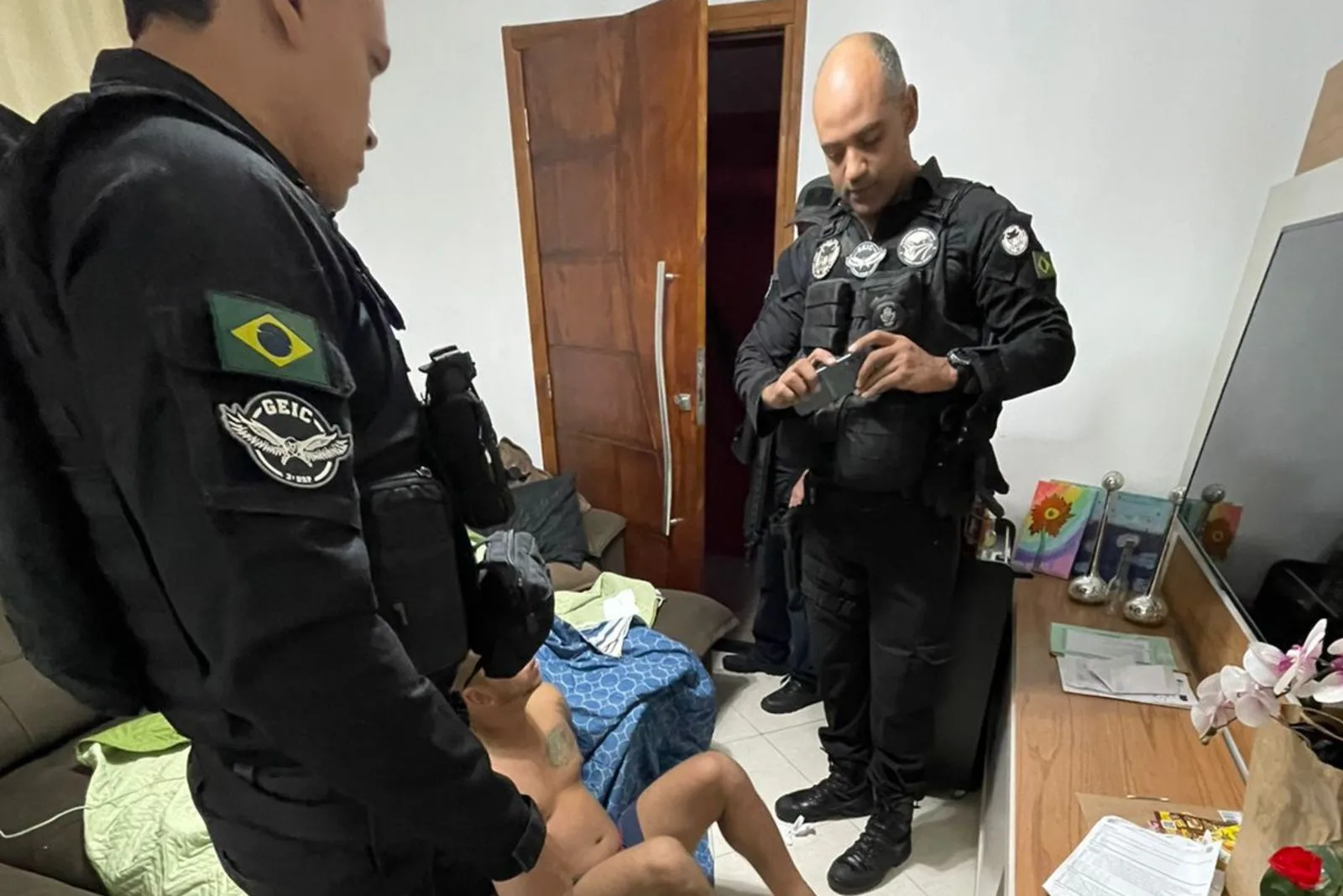 Criminosos envolvidos em sites falsos de leilão foram presos em São Paulo (Foto: Polícia Civil)