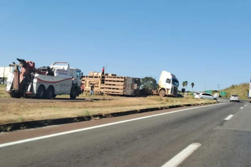 Agentes da Triunfo Concebra, empresa concessionária da rodovia, estão trabalhando no local para retirar a carreta. (Foto: Imagens cedidas à Rádio São Francisco)