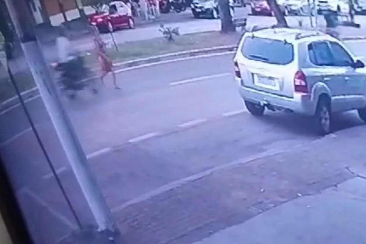 Câmera mostra quando a moto atingiu a idosa que atravessava a Avenida Fernando Costa (Foto: Captura)