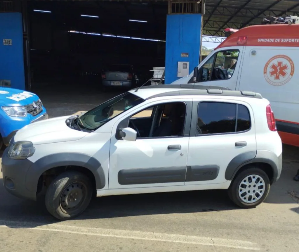 Carro da vítima ficou na porta do lava-jato na Avenida Fernando Costa (Foto: Divulgação/Polícia Militar)