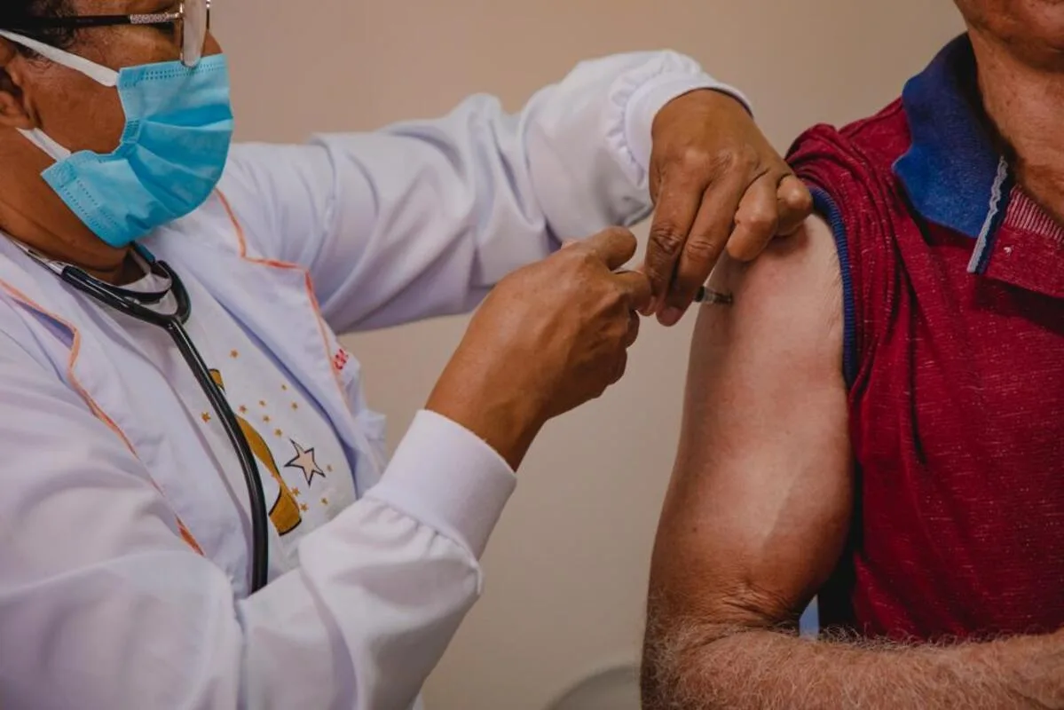 Para ser imunizado com a nova vacina, é necessário ter um intervalo mínimo de três meses da última dose do imunizante contra Covid-19. (Foto: Reprodução / Prefeitura de Anápolis)
