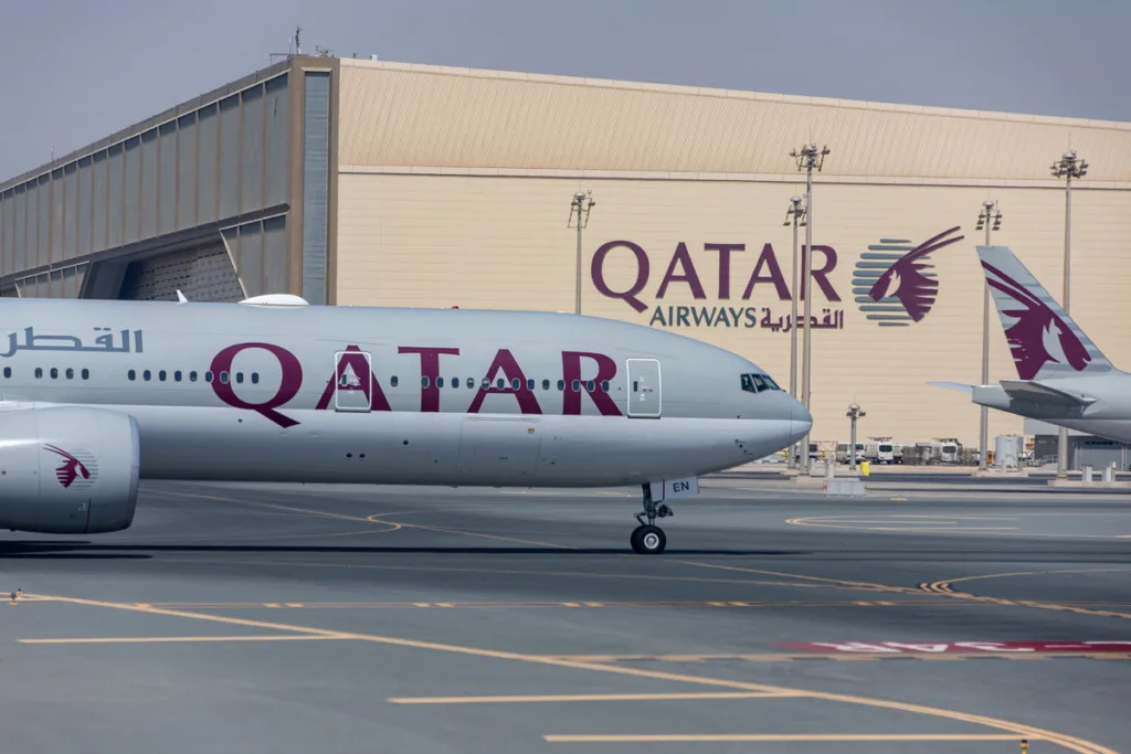 Avião da Qatar Airways começou a soltar fumaça depois que passageiros desembarcaram. (Foto: Reprodução)