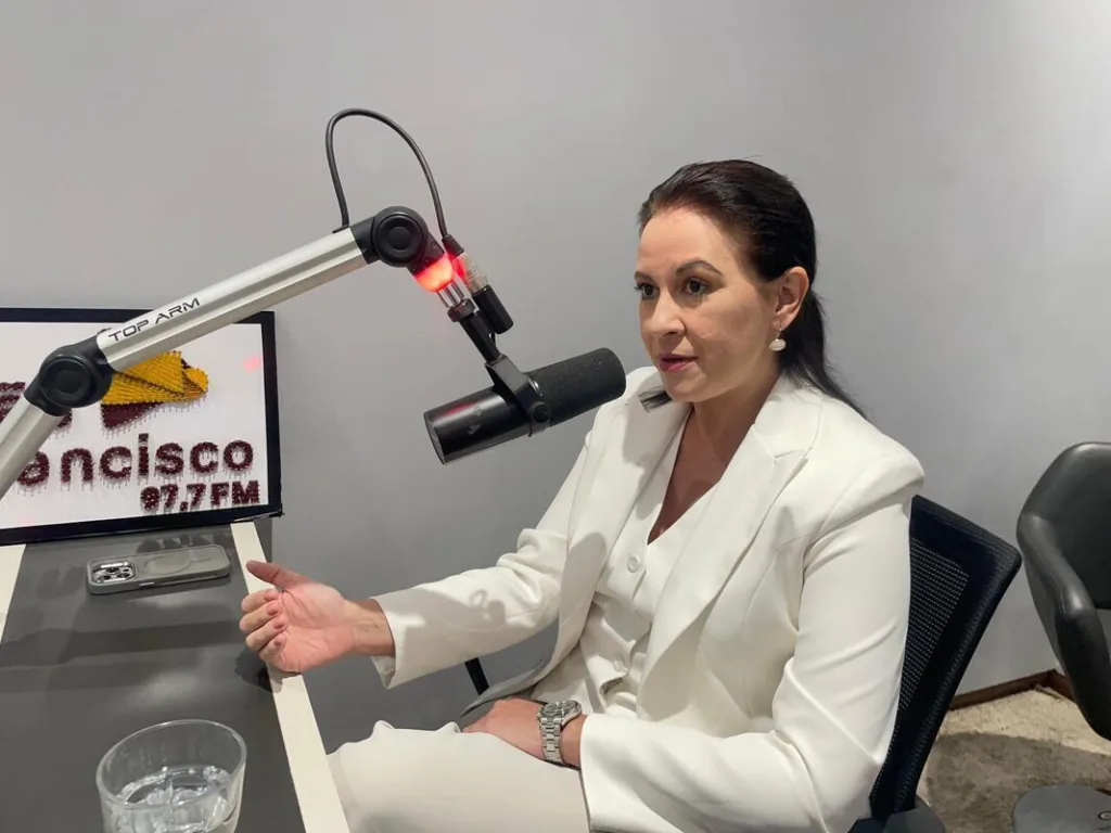 Mariane Stival conversou com os ouvintes do São Francisco News (Foto: Orlando Simenton/Rádio São Francisco FM)